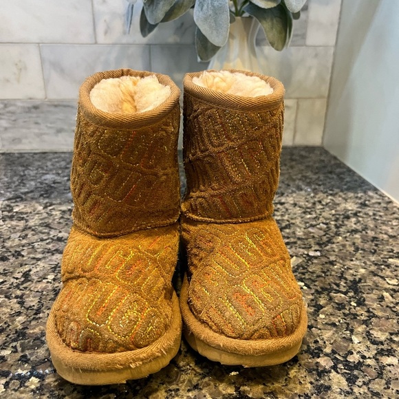 Girls Ugg Boots with multicolor stitching - Picture 2 of 9
